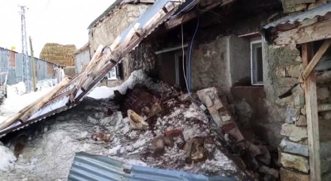 Fırtına çatıları uçurdu