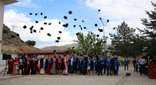 Oltu MYO'da mezuniyet coşkusu
