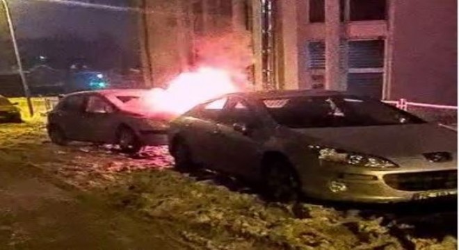 Yakutiye'de park halindeki araç yandı