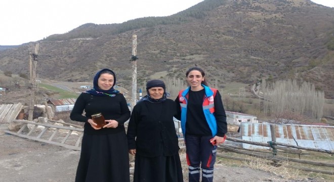 Şenkaya'da Yaşlılara bal dağıtıldı